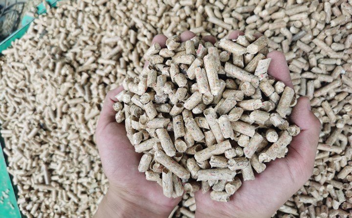 秸稈顆粒機械設備把秸稈加工為生物質顆粒燃料，然后再賣給農戶，實現了“變廢為寶”的新理念